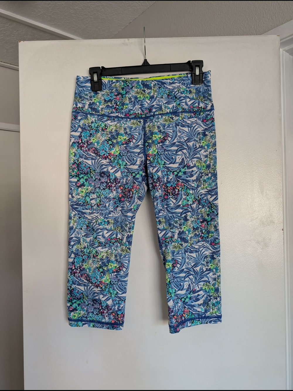 VS Blue Tropical Floral Print Capri Leggings